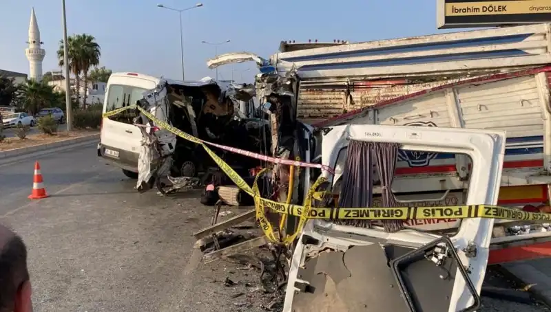 Mersin'de Tatil Yolunda Feci Kaza: İki Hayat Gitti, 10 Yaralı