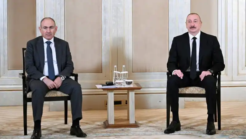 Aliyev ve Paşinyan: Abu Dabi'de Barış Görüşmeleri Başladı