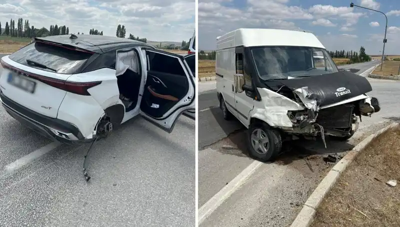 Çorum'da Kaza: İki Araç Kafa Kafaya Çarpıştı, Detaylar Şok Edici!