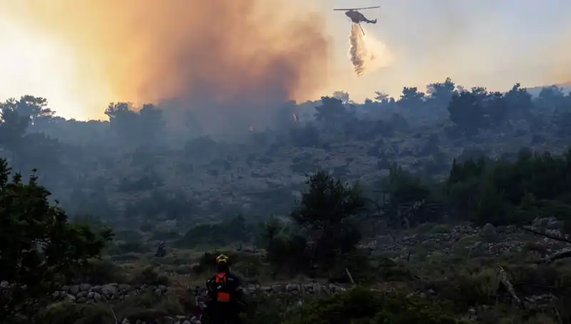 Eğriboz Adası'ndaki Orman Yangını: İki Köy Tahliye Edildi, Halk Endişe İçinde