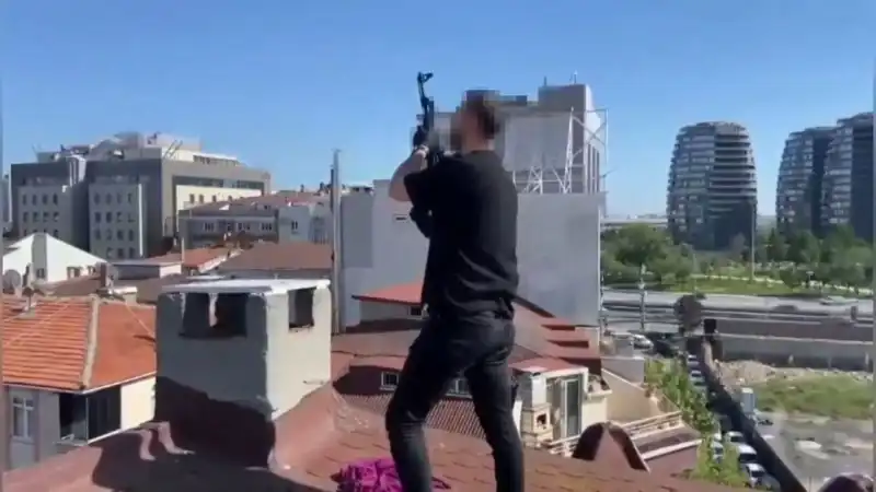 İstanbul'da Tarihi Operasyon: Çatıya Kaçanların Bacadan AK-47 Çıktı