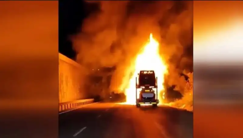 Otomobil Yüklü Tırda Çıkan Yangın: 8 Araç Küller İçinde Kaldı