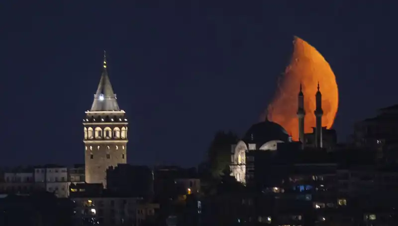 İstanbul’da Yarım Ay Gökyüzünü Süslüyor: Tarihi Anların Gözdesi
