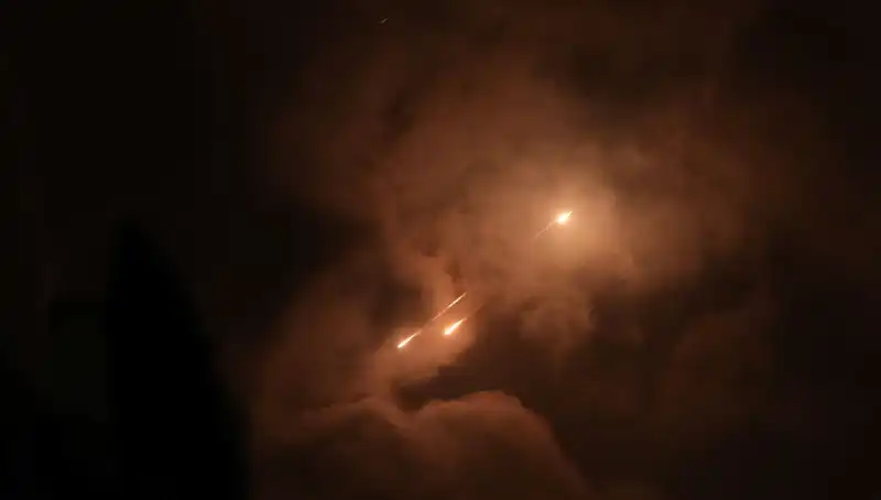 İran'ın Gece Saldırıları: Füzelerin Ateşlenme Saatleri Neyi Anlatıyor?