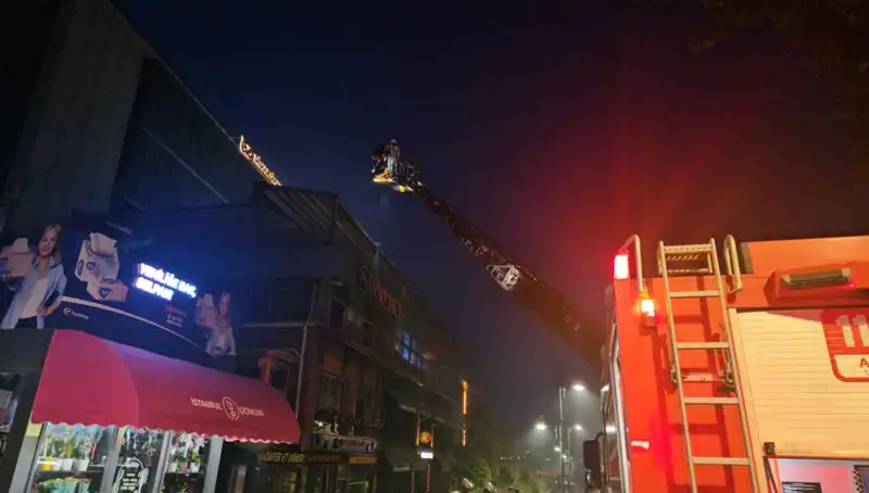 Beşiktaş'taki 3 Katlı Restoranda Çıkan Yangın: Duyulan Patlamalar ve Ekiplerin Zamanla Mücadelesi