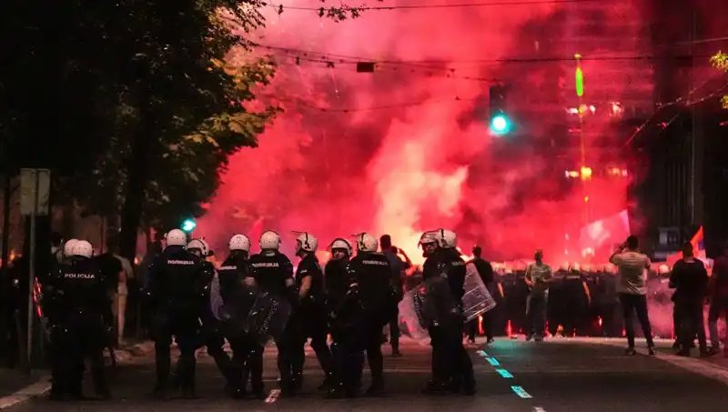 Sırbistan’da On Binler Seçim İçin Sokağa Çıktı: Olaylı Protestolar Gözaltılarla Sona Erdi