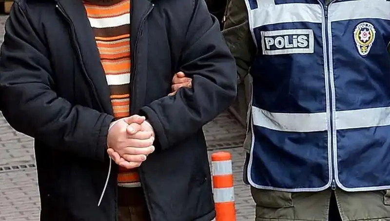 25 Yıl Hapisle Aranan Suçlu, Lüks Villada Polisi Şaşırttı