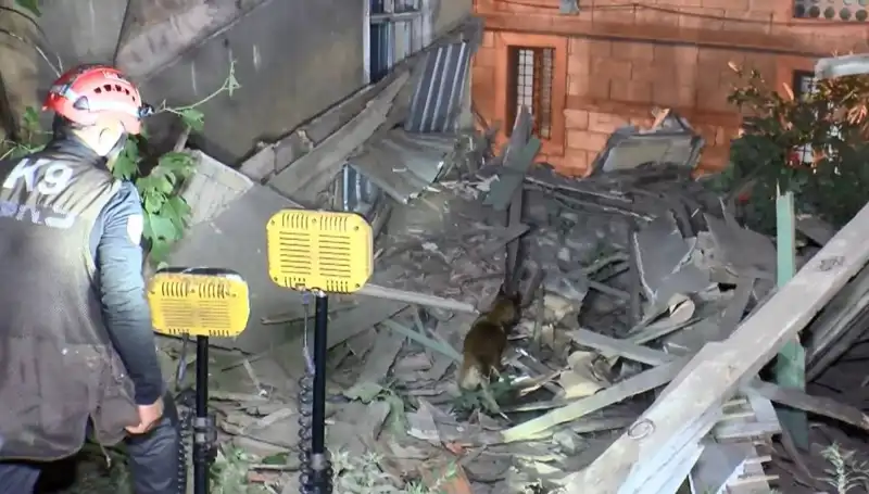 İstanbul'da Deprem Sonrası Hasar Gören Bina Çöktü: Son Durum