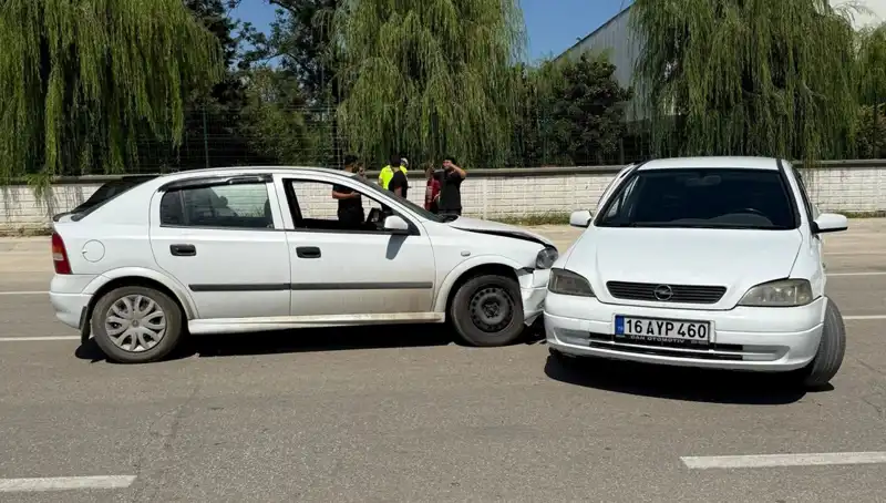 İki Araç Çarpıştı: Kaza Sonucu İki Kişi Yaralandı