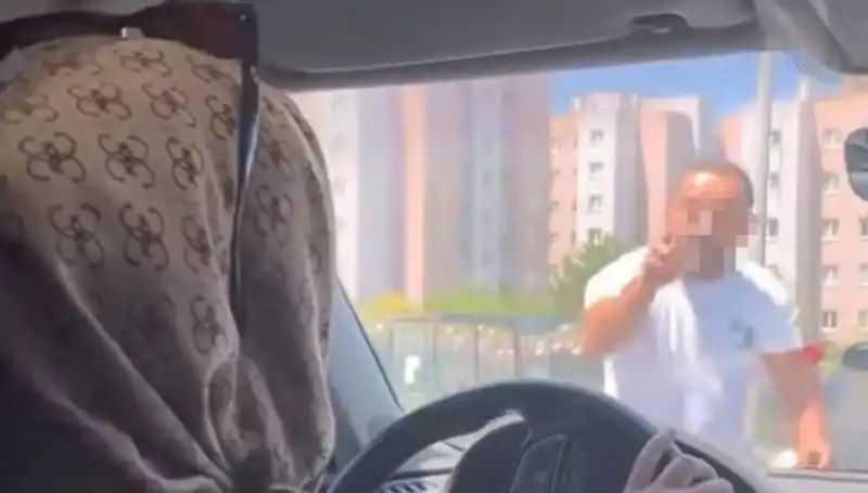 Trafikte Dehşet Anları: Aracın Camını Yumruklayan Şahıs Olayı