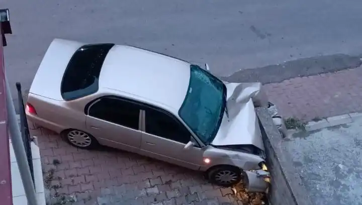 Kontrolü Kaybeden Araç Duvara Çarptı: Kaza Anında Yaşananlar
