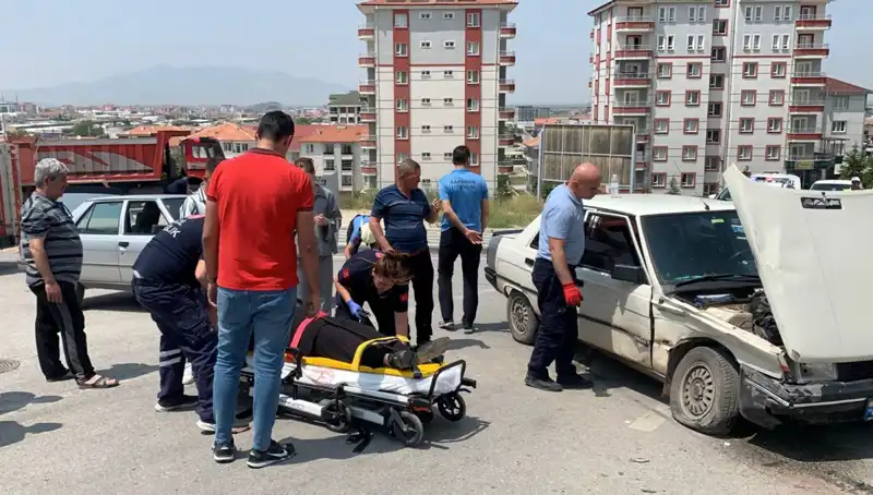 Kavşakta Feci Kaza: Araçlar Çarpıştı, İki Kişi Yaralandı