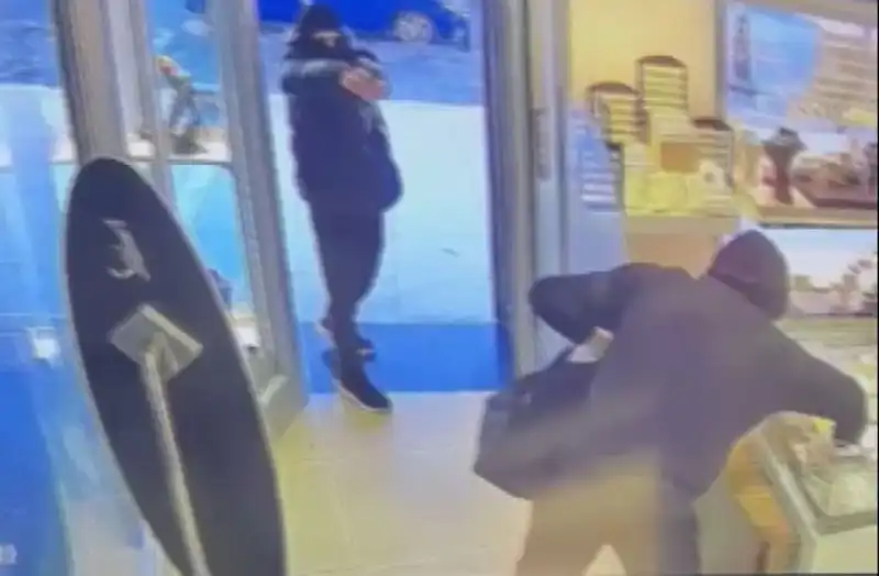 Ümraniye'de Maskeli Soygun Girişimi: Güvenlik Kameraları Olayı Kaydetti