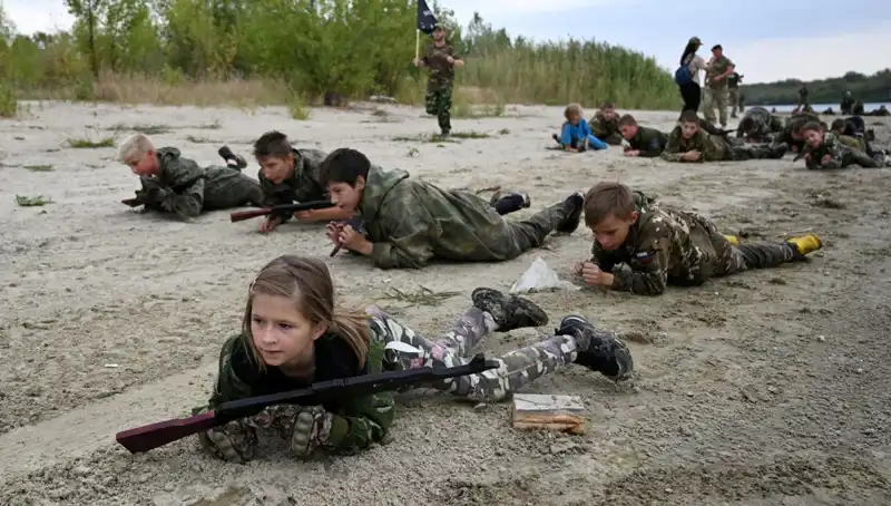 8 Yaşındaki Çocukların Askeri Kamp Hayatı: "Az Kalsın Ölüyordum"