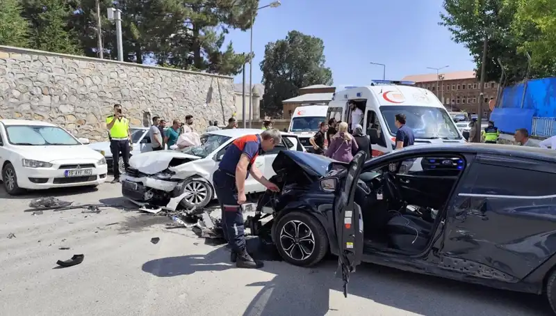Bitlis'te Feci Kaza: 10 Kişi Yaralandı, Otomobiller Adeta Hurtlandı!