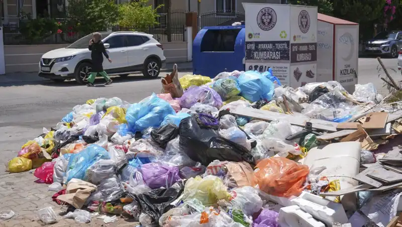 İzmir'de Çöp Yığınları Sorunu Büyüyor: Nedenleri ve Çözüm Önerileri