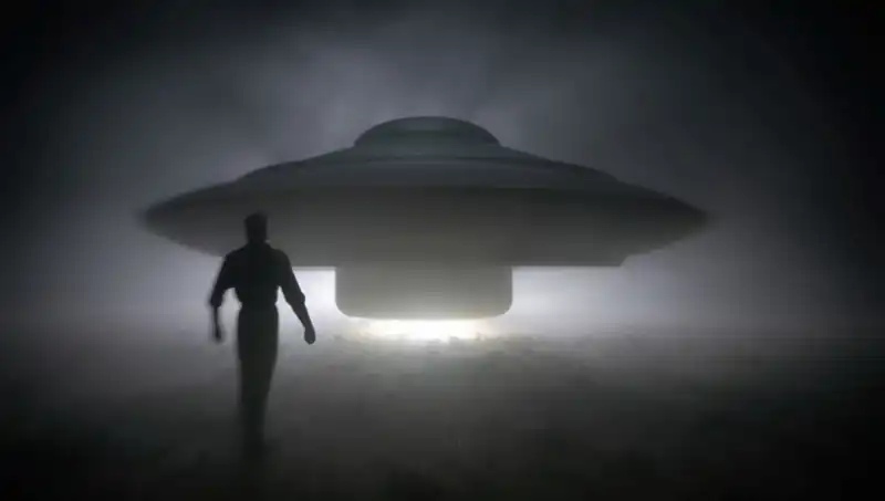 ** UFO Uzmanından Şok Uyarı: Uzaylıların Tehditi Giderek Artıyor!**
