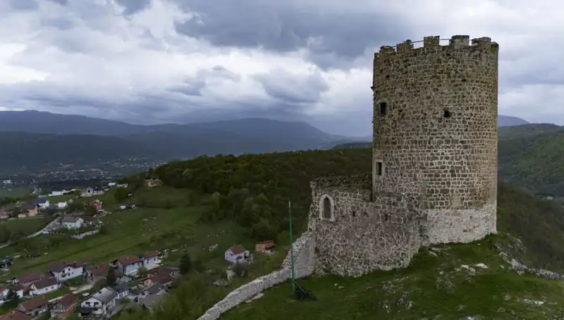Bosna Hersek'teki Sokolac Kalesi: Tarihin İhtişamı ve Modern Zamanlar Arasındaki Bağ