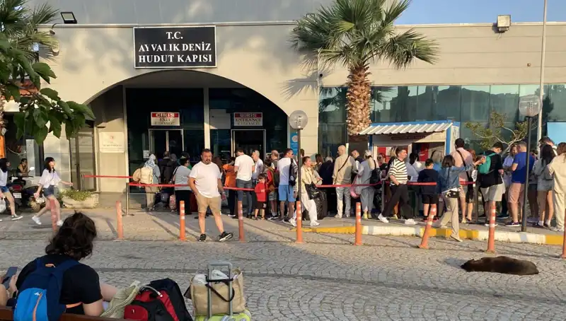 Bayram Tatilinde Midilli Adası’na Akın Eden Tatilciler, Yerli Turizmi Canlandırdı