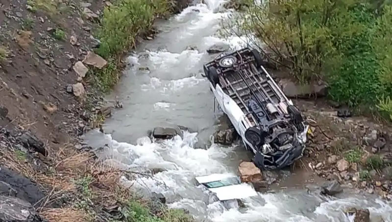 Hakkari’de Minibüs Devrildi: Can Pazarı ve Acı Sonuçlar