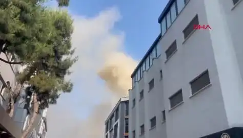 İstanbul'daki 4 Katlı İş Merkezinde Yangın: Ekipler Mücadele Ediyor