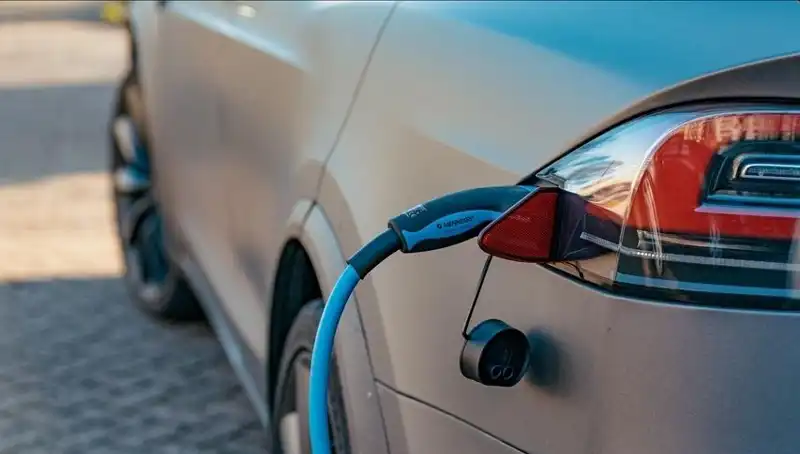 Elektrikli Araç Satışları Düşüşte: Tüketicilerin Tercihi Neden Değişiyor?
