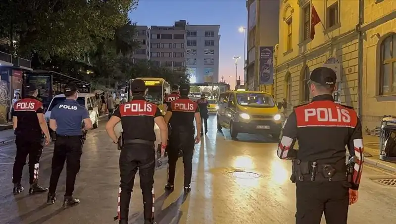 İstanbul'da Asayiş Operasyonu: 4 Saatte Yüzlerce Gözaltı Gerçekleştirildi