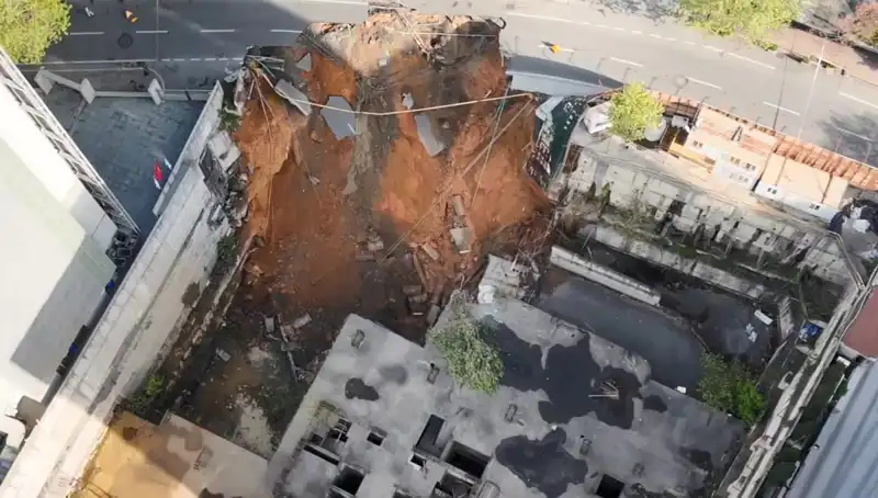Sarıyer'de Şok! Yol Çökmesi Nedeniyle Cadde Kapandı