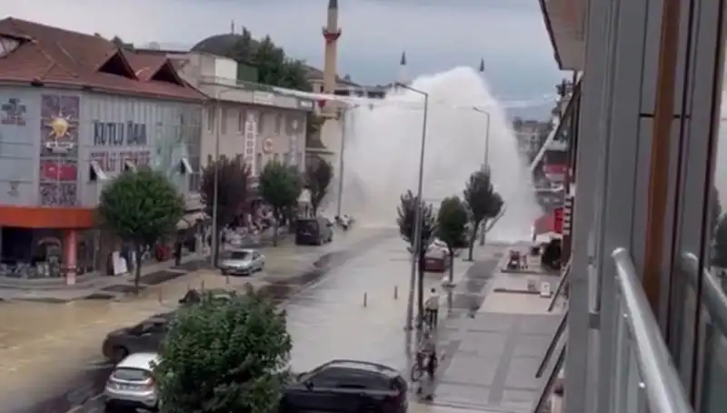 Şehrin Merkezinde Su Hattı Patladı: Fışkıran Sular Panik Yarattı