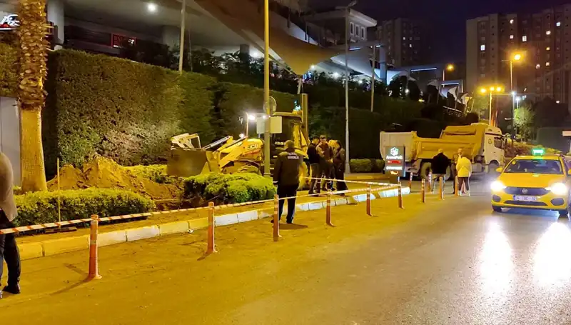 AVM Girişinde Doğalgaz Paniği: Müşteriler Dışarı Çıkarıldı