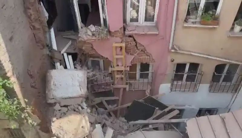 İstanbul'da Üç Katlı Binanın Balkonu Nedeniyle Panik Anları!