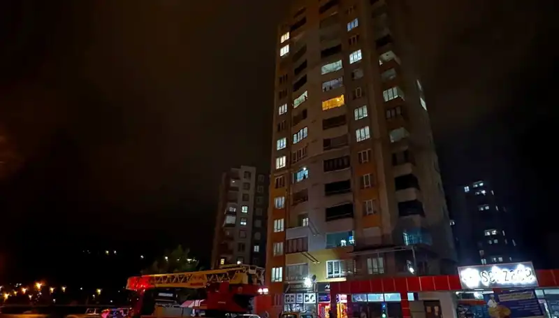 Yıldırım Düşmesi Sonucu Apartmanın Çatısında Büyük Hasar!