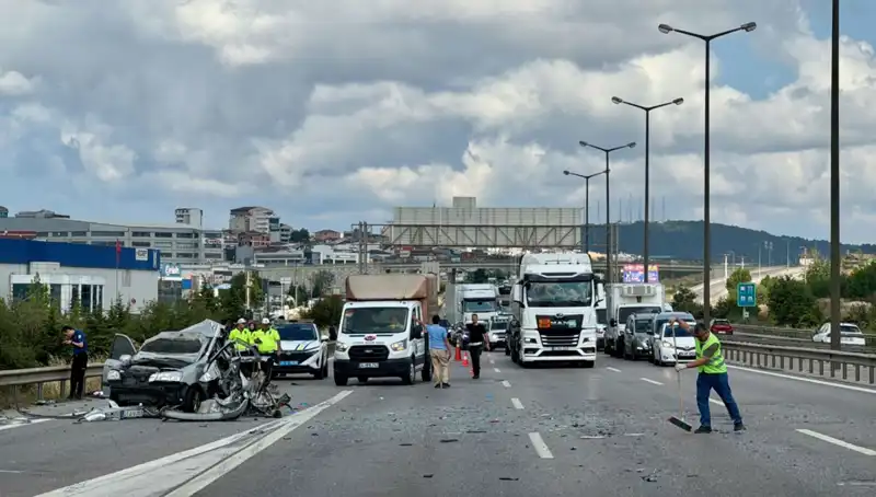 Otoyolda Trafiği Durma Noktasına Getiren Kaza: Üç Kişi Araçta Sıkıştı
