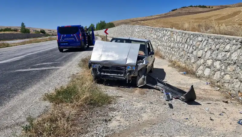 Kontrolden Çıkan Araç Duvara Çarptı: İki Kişi Yaralandı