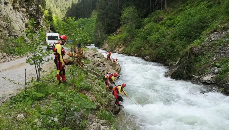 Trabzon'da Dereye Düşen Çocuk Aranıyor: Aile İçi Gerilim ve Adli Süreç