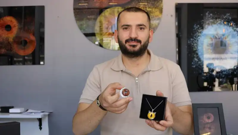 İris Fotoğraflarından Eşsiz Takılar ve Tablo Sanatı Yaratılıyor