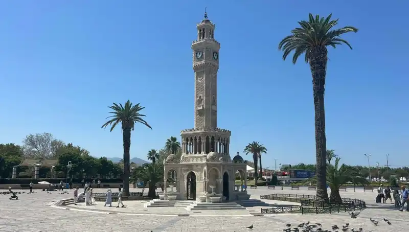 İzmir'de Sıcak Hava Dalgası: Meydanlar Boş, Vatandaşlar Serinleme Yöntemleri Arıyor