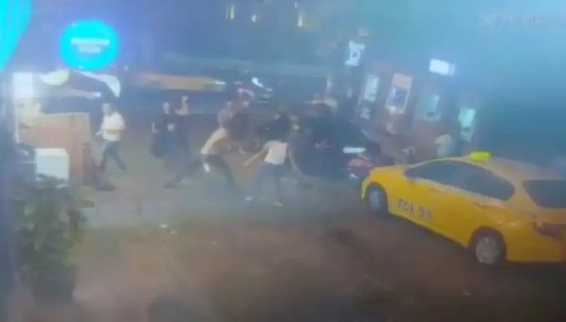 Beyoğlu'nda Laf Atma Kavgası: Sokaklar Kanla Dolarak Çalkalandı