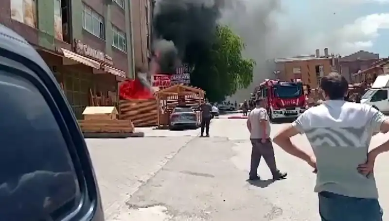 Ankara'da Yangın Korkutan Görüntülerle İş Yerlerini Sardı