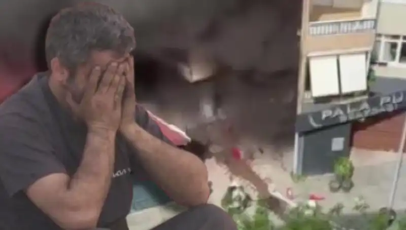 Ataşehir'deki Yangında İş Yeri Sahibi Gözyaşlarına Boğuldu