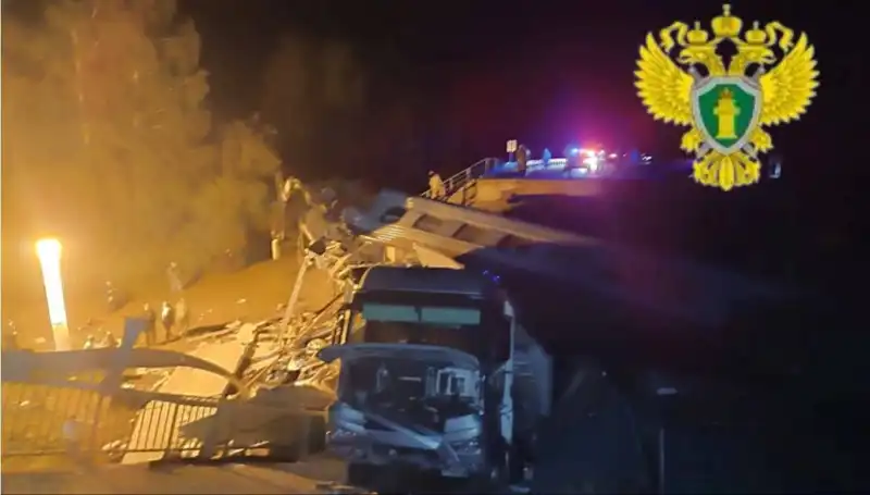 Rusya'da Köprünün Çökmeye Neden Olduğu Kaza: Hayatını Kaybedenler Var