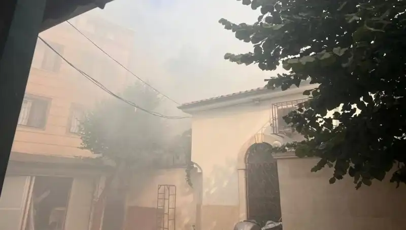 Fatih'te Tarihi Tahta Minare Hamamı'nda Korkutan Yangın Paniği