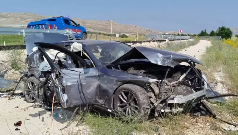 Sivas’ta İki Ayrı Trafik Kazası: 9 Yaralı, Olayın Ayrıntıları Şok Edici
