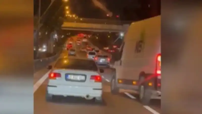 Tuzla’da Makas Terörü: Çarpan Sürücü, Polisi Şaşkına Çeviren Kaçış Sonrası Tutuklandı!