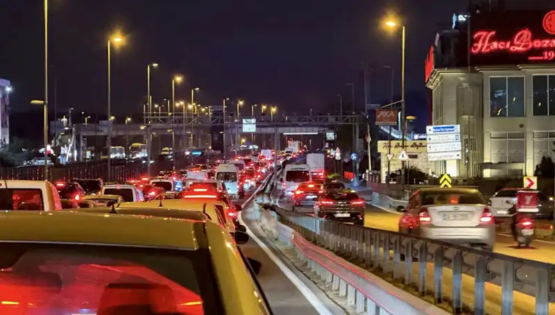Yenibosna Metrobüs Yaya Üst Geçidi Çalışmaları Başladı: Yayalar için Güvenli Bir Geçiş