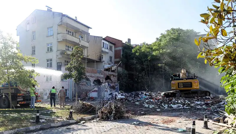 Sındırgı'daki Depremler: Artçı Sarsıntılar Halkı Tedirgin Ediyor