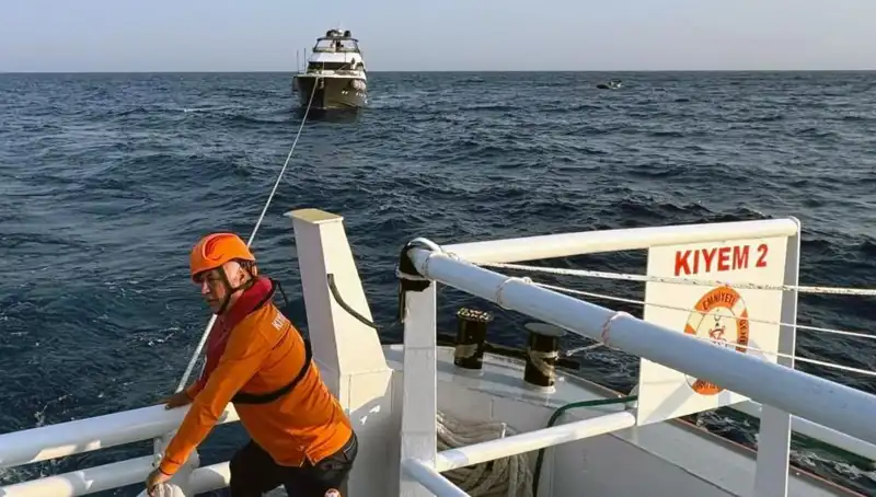 Marmaris Açıklarında Sürüklenen Tekne Tehlikeden Kurtarıldı: Detaylar Ortaya Çıktı
