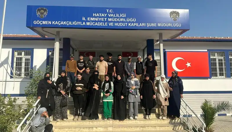 Minibüste Gizlenen 24 Göçmen Türkiye'ye Giriş Yaparken Yakalandı