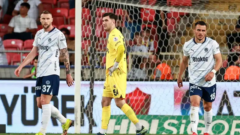 Fenerbahçe'ye Darbe Üstüne Darbe: Neler Oluyor?
