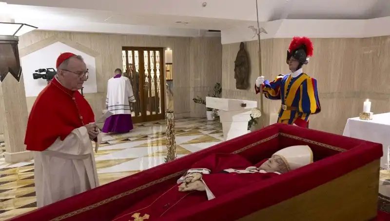 Papa'nın Tabutundaki Tüyler Ürpertici Fotoğraflar İlk Kez Yayınlandı